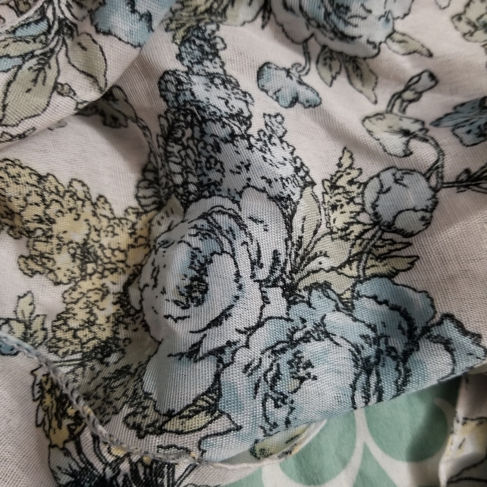 Cute Floral Scarf - Picture 2 of 3
